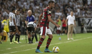 A caminho da U. Católica, lateral Isla se despede de elenco do Flamengo